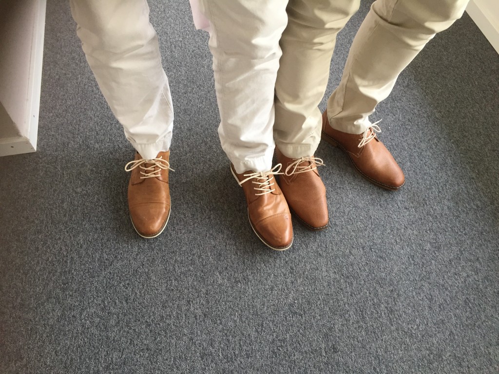 Bröderna hade packat ner nästan identiska skor och byxor